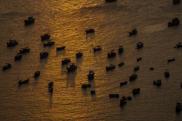 トップビュー ドローンからビーチでの空中ビュー木製の漁船 ビーチでの木製漁船のロイヤリティ高品質のストックフォトイメージ 映画の夕日の漁船 — ストック写真