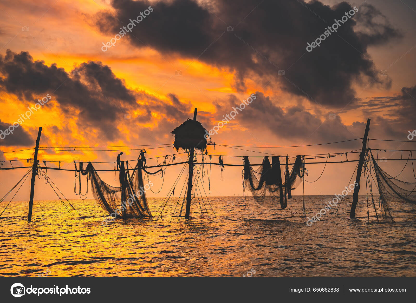 Silhouette Fishermen Casting Nets Fishing Poles Sunrise Traditional  Fishermen Prepare Stock Photo by ©dongnhathuy167 650662838