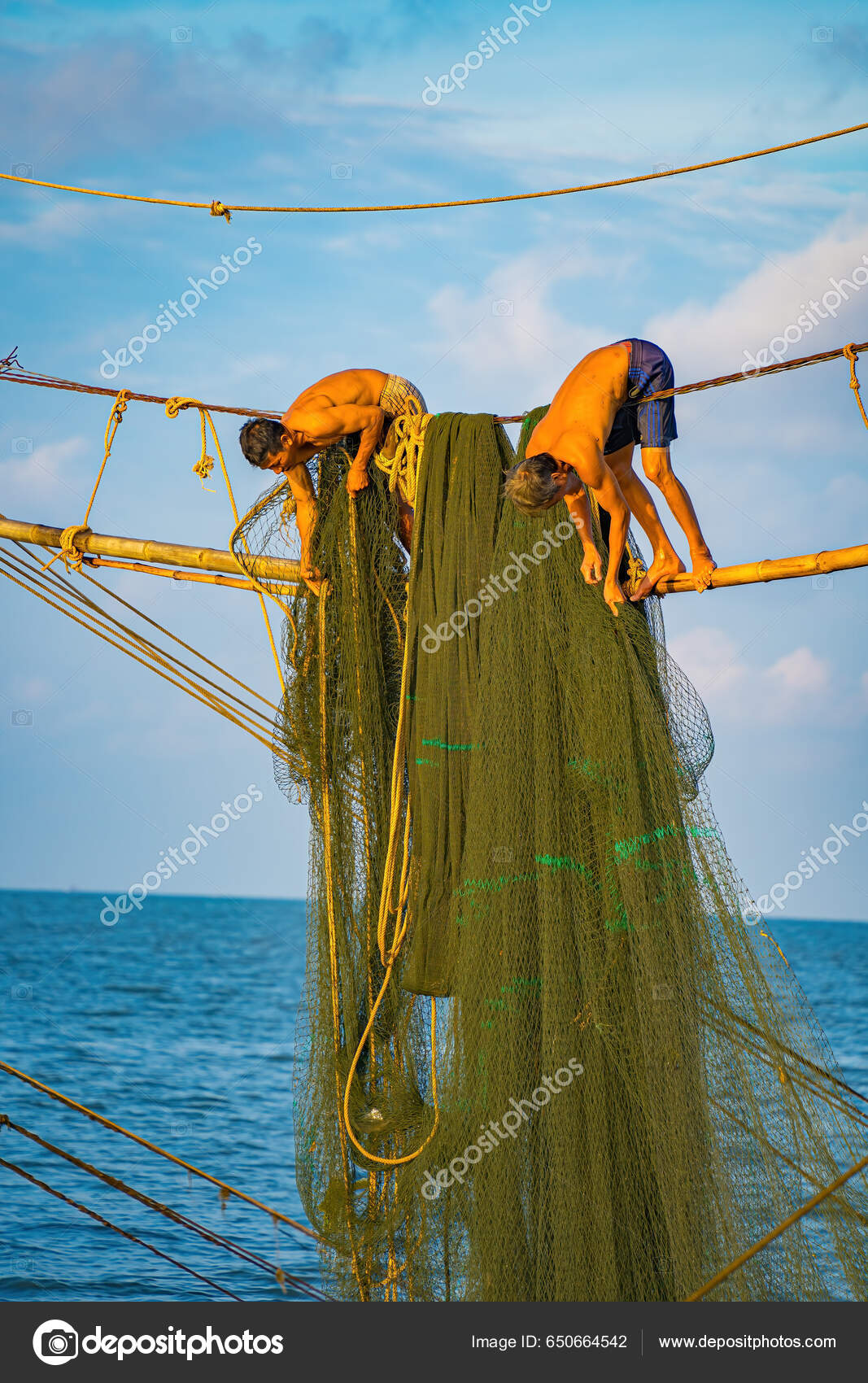 Two Fishermen Casting Nets Fishing Poles Beautiful Sunrise Traditional  Fishermen – Stock Editorial Photo © dongnhathuy167 #650664542