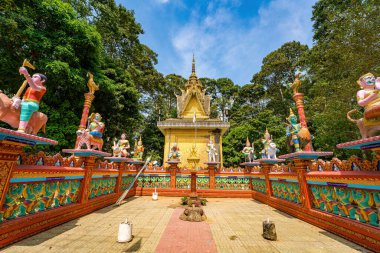 Seyahat ve manzara konsepti. Antik Khmer pagoda mimarisinin en üst görüntüsü. Kompongnikroth Khmer Pagoda 'nın ana salonu Hang Pagoda ya da Chua Hang Chau Thanh, Tra Vinh, Vietnam