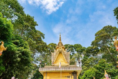 Seyahat ve manzara konsepti. Antik Khmer pagoda mimarisinin en üst görüntüsü. Kompongnikroth Khmer Pagoda 'nın ana salonu Hang Pagoda ya da Chua Hang Chau Thanh, Tra Vinh, Vietnam