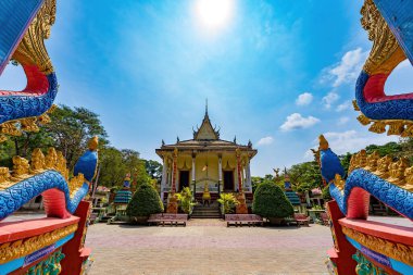 Seyahat ve manzara konsepti. Antik Khmer pagoda mimarisinin en üst görüntüsü. Kompongnikroth Khmer Pagoda 'nın ana salonu Hang Pagoda ya da Chua Hang Chau Thanh, Tra Vinh, Vietnam