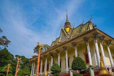 Seyahat ve manzara konsepti. Antik Khmer pagoda mimarisinin en üst görüntüsü. Kompongnikroth Khmer Pagoda 'nın ana salonu Hang Pagoda ya da Chua Hang Chau Thanh, Tra Vinh, Vietnam