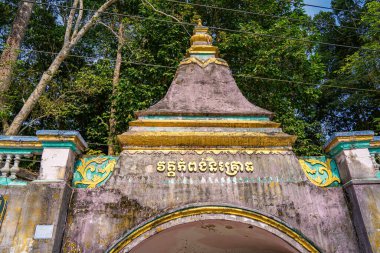 Tra Vinh, VIETANM APR 01 2023: seyahat ve manzara konsepti. Antik Khmer pagoda mimarisinin en üst görüntüsü. Kompongnikroth Khmer Pagoda 'nın ana salonu Hang Pagoda veya Chua Hang tarafından da aranır.