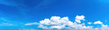 Güneşin doğuşuyla mavi gökyüzünün güzel manzarası. Parçalı bulutlu. Arka plan bulutlu yaz. Bulutlu yaz. Gün batımında gökyüzü bulutsuz. Doğal gökyüzü sinematik güzel sarı ve beyaz doku arkaplanı