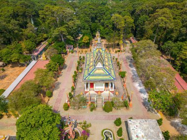 Seyahat ve manzara konsepti. Antik Khmer pagoda mimarisinin en üst görüntüsü. Kompongnikroth Khmer Pagoda 'nın ana salonu Hang Pagoda ya da Chua Hang Chau Thanh, Tra Vinh, Vietnam