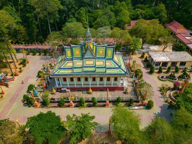 Seyahat ve manzara konsepti. Antik Khmer pagoda mimarisinin en üst görüntüsü. Kompongnikroth Khmer Pagoda 'nın ana salonu Hang Pagoda ya da Chua Hang Chau Thanh, Tra Vinh, Vietnam