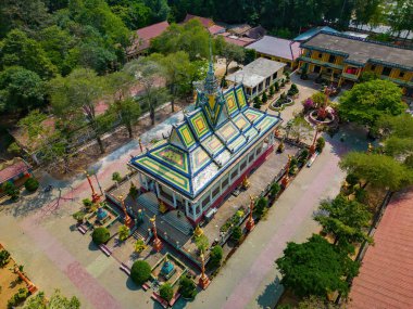 Seyahat ve manzara konsepti. Antik Khmer pagoda mimarisinin en üst görüntüsü. Kompongnikroth Khmer Pagoda 'nın ana salonu Hang Pagoda ya da Chua Hang Chau Thanh, Tra Vinh, Vietnam