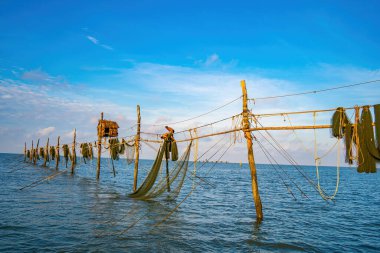 Güneşin doğuşunda iki balıkçı oltalara ağ atıyor. Geleneksel balıkçılar balıkçı ağını hazırlıyorlar, yerel halk buna Day hang khoi diyor. Balıkçılık ve günlük yaşam konsepti.