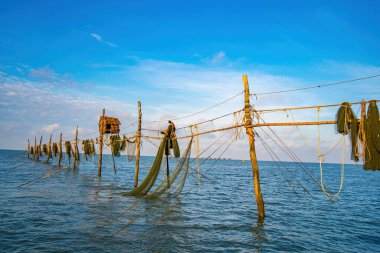 Güneşin doğuşunda iki balıkçı oltalara ağ atıyor. Geleneksel balıkçılar balıkçı ağını hazırlıyorlar, yerel halk buna Day hang khoi diyor. Balıkçılık ve günlük yaşam konsepti.