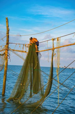Güneşin doğuşunda iki balıkçı oltalara ağ atıyor. Geleneksel balıkçılar balıkçı ağını hazırlıyorlar, yerel halk buna Day hang khoi diyor. Balıkçılık ve günlük yaşam konsepti.