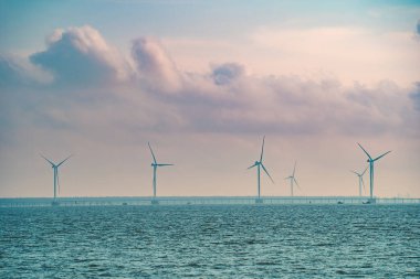 Rüzgâr tarlalarının panoramik manzarası, yüksek rüzgar türbinleri, jenerasyon elektriği, fotokopi alanı Tra Vinh, Vietnam. Yeşil enerji konsepti. Eko konsepti