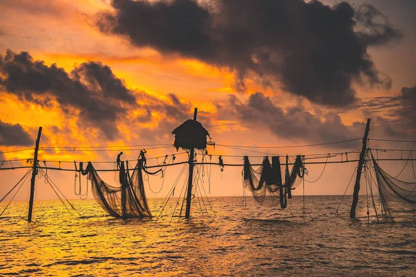 Силуэт Рыбаков Бросающих Сети Рыболовные Палки Восходе Солнца Традиционные Рыбаки — стоковое фото