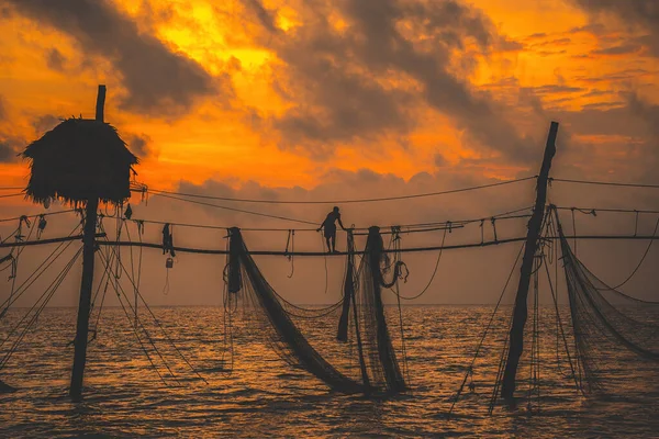 Silhueta Pescadores Lançando Uma Rede Postes Pesca Amanhecer Pescadores Tradicionais — Fotografia de Stock