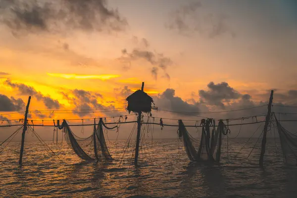 Balıkçıların Silueti Güneş Doğarken Oltaya Atıyor Geleneksel Balıkçılar Balıkçı Ağını — Stok fotoğraf