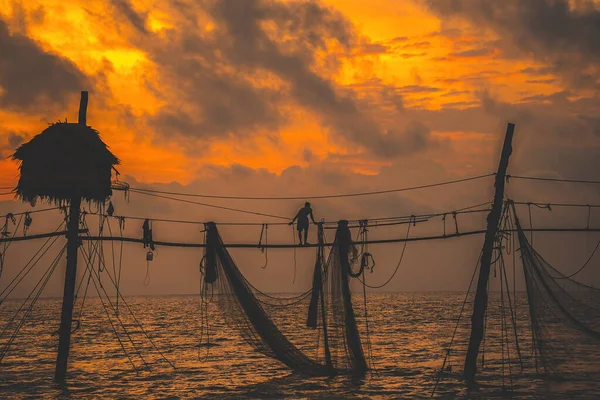 Силует Рибалок Кидають Сітки Рибальські Полюси Сході Сонця Традиційні Рибалки — стокове фото