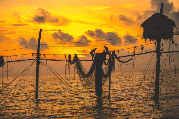 Silhueta Pescadores Lançando Uma Rede Postes Pesca Amanhecer Pescadores Tradicionais — Fotografia de Stock