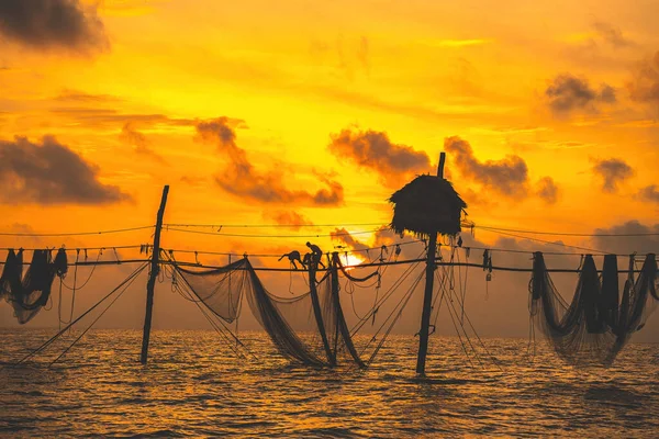 Balıkçıların Silueti Güneş Doğarken Oltaya Atıyor Geleneksel Balıkçılar Balıkçı Ağını — Stok fotoğraf