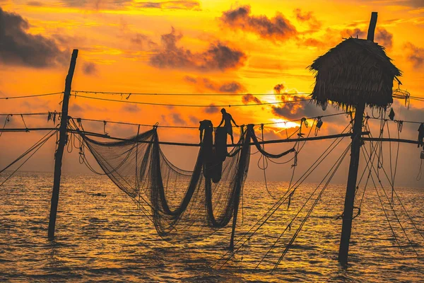 Silhouette Von Fischern Die Bei Sonnenaufgang Ein Netz Angelmasten Werfen — Stockfoto