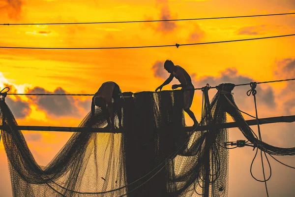 Silhouette Fishermen Casting Nets Fishing Poles Sunrise Traditional Fishermen Prepare — Stock Photo, Image