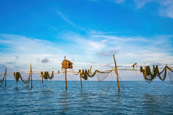 Zwei Fischer Werfen Bei Schönem Sonnenaufgang Ihre Netze Angeln Aus — Stockfoto
