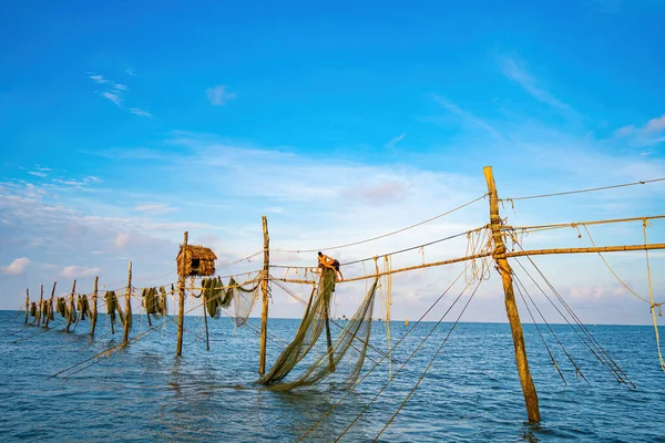 Güneşin Doğuşunda Iki Balıkçı Oltalara Atıyor Geleneksel Balıkçılar Balıkçı Ağını — Stok fotoğraf