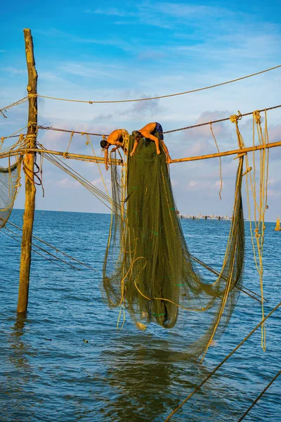 Güneşin Doğuşunda Iki Balıkçı Oltalara Atıyor Geleneksel Balıkçılar Balıkçı Ağını — Stok fotoğraf