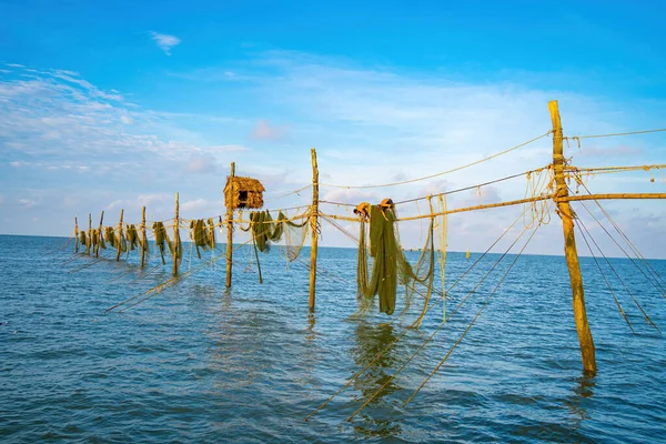 Zwei Fischer Werfen Bei Schönem Sonnenaufgang Ihre Netze Angeln Aus — Stockfoto
