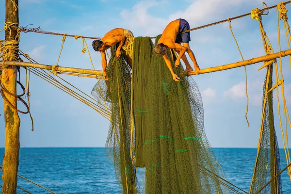 Two Fishermen Casting Nets Fishing Poles Beautiful Sunrise Traditional  Fishermen — Stock Editorial Photo © dongnhathuy167 #650664708