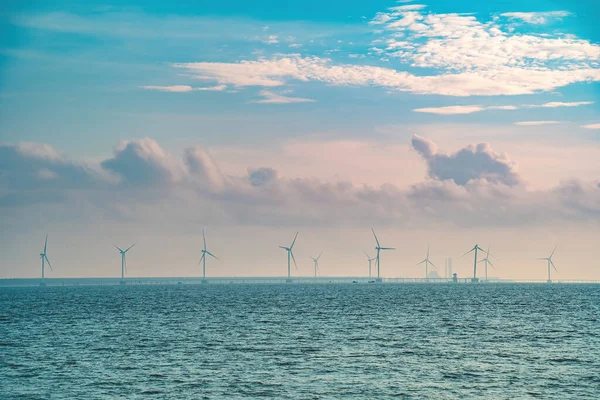 Panoramiczny Widok Farmy Wiatrowej Morzu Wysokimi Turbinami Wiatrowymi Wytwarzania Energii — Zdjęcie stockowe