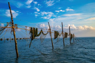 Güneşin doğuşunda iki balıkçı oltalara ağ atıyor. Geleneksel balıkçılar balıkçı ağını hazırlıyorlar, yerel halk buna Day hang khoi diyor. Balıkçılık ve günlük yaşam konsepti.