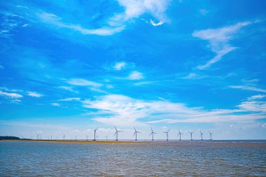 Rüzgâr tarlalarının panoramik manzarası, yüksek rüzgar türbinleri, jenerasyon elektriği, fotokopi alanı Tra Vinh, Vietnam. Yeşil enerji konsepti. Eko konsepti