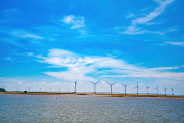 Rüzgâr tarlalarının panoramik manzarası, yüksek rüzgar türbinleri, jenerasyon elektriği, fotokopi alanı Tra Vinh, Vietnam. Yeşil enerji konsepti. Eko konsepti