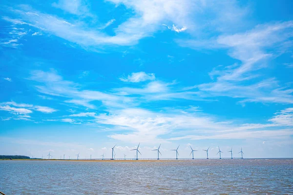 海风场全景全景 有高风力涡轮机发电 并在越南Tra Vinh有复制空间 绿色能源概念 生态节选 — 图库照片