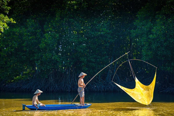 Tra Vinh Vietnam Apr 2023 Two Fishermen Casting Nets Blue — Stock Photo, Image