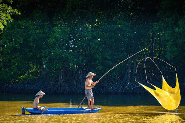 Tra Vinh Vietnam Abr 2023 Dos Pescadores Echando Una Red — Foto de Stock