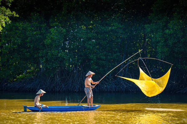 Tra Vinh Vietnam Április 2023 Két Halász Hálót Vet Kék — Stock Fotó