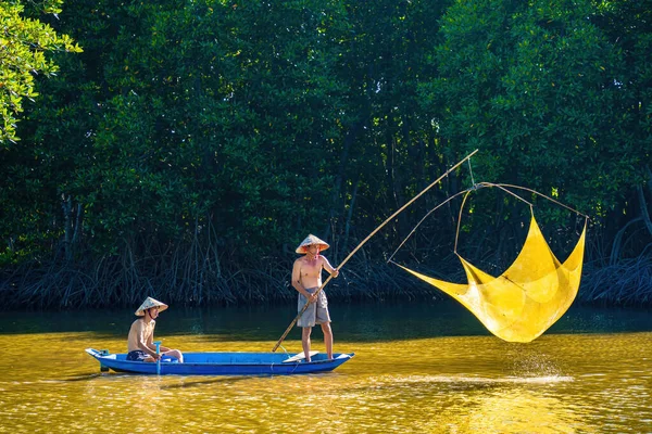 Tra Vinh Vietnam Apr 2023 Два Рибалки Кидають Сіті Синій — стокове фото