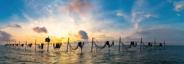 Top Vista Pescadores Lançando Uma Rede Postes Pesca Belo Nascer — Fotografia de Stock