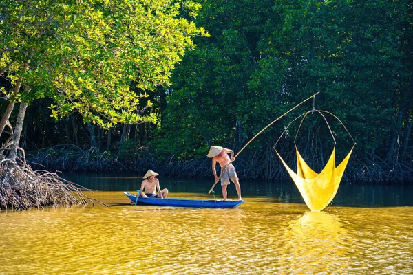 Tra Vinh Vietnam Avril 2023 Deux Pêcheurs Jetant Des Filets — Photo