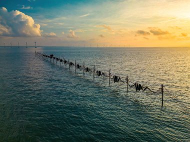 Üst düzey balıkçılar güneşin doğuşunda balık oltalarına ağ atıyorlar. Geleneksel balıkçılar balıkçı ağını hazırlıyorlar, yerel halk buna Day hang khoi diyor. Balıkçılık ve günlük yaşam konsepti.