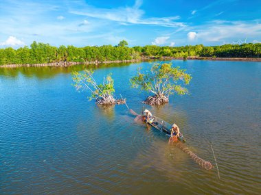 Sabahleyin balık tuttuktan sonra iki balıkçı ağlarını yıkıyor. Balıkçılar ağlarını gün doğumunda ya da günbatımında atıyorlar. Geleneksel balıkçılar balıkçı ağını küçük bir teknede hazırlıyorlar.