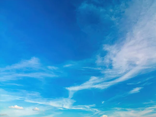 Hermosa Vista Del Cielo Azul Con Nubes Amanecer Parcialmente Nublado —  Fotos de Stock
