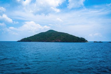 Panoramik sahil kıyısı Con Dao adası yukarıdan, dalgalar, kıyı şeridi, açık gökyüzü ve yol, mavi deniz ve dağ.