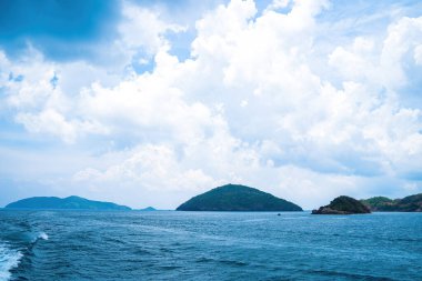 Panoramik sahil kıyısı Con Dao adası yukarıdan, dalgalar, kıyı şeridi, açık gökyüzü ve yol, mavi deniz ve dağ.