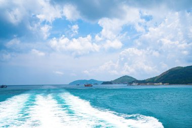 Tekne denizde yüksek hızda hareket ediyor. Uzun Uyanış tekneyi takip ediyor. Bulanık hareket. Arkadan ateş ediyorlar.