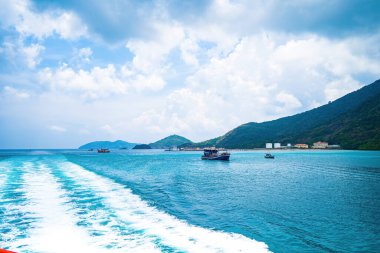 Tekne denizde yüksek hızda hareket ediyor. Uzun Uyanış tekneyi takip ediyor. Bulanık hareket. Arkadan ateş ediyorlar.