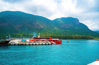 Vung Tau, VIETNAM - APR 30 2023: Ekspres tekne Con Dao Adası, Vietnam 'da ulaşım hizmetleri sağladı. Con dao Adası ve arkadaki mavi gökyüzü.