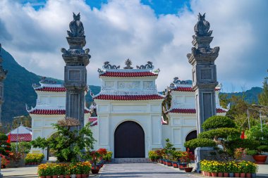 Duong Mezarlığı 'nı asın. Vietnam 'da Con Dao Adası' ndaki hapishanelerde ölen isyancıları ve esirleri hatırlamak için bir mezarlık.
