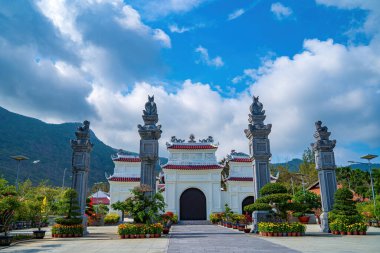 Duong Mezarlığı 'nı asın. Vietnam 'da Con Dao Adası' ndaki hapishanelerde ölen isyancıları ve esirleri hatırlamak için bir mezarlık.